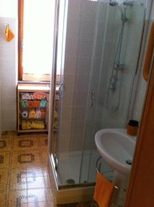 ein Bad mit einer Dusche und einem Waschbecken in der Unterkunft Appartamento Signorile in Alghero