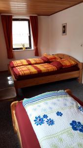 1 Schlafzimmer mit 2 Betten und einem Fenster in der Unterkunft Gasthaus Zehrermühle in Schönberg