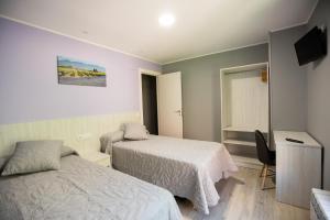 Habitación de hotel con 2 camas y TV en Pensión San Lorenzo 2, en Nájera