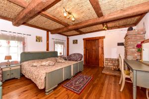 1 dormitorio con 1 cama y suelo de madera en Prie Melnyčios, en Dubingiai