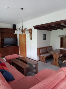 een woonkamer met een bank en een tafel bij Ferienhaus Raumberg in Raumberg