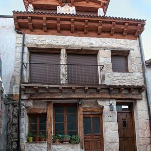 an old building with a balcony on top of it at Casa Rural EL VALLECILLO in Valle de Tabladillo