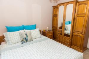 um quarto com uma cama, uma cómoda e um espelho em ELEVATING MOMENTS em Burgas