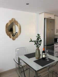 uma cozinha com uma mesa e um espelho na parede em TarifaMiCasa Mar Tirreno em Tarifa