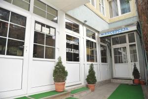 Muka bangunan atau pintu masuk Bulevar