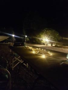 Una larga línea de luces en un camino por la noche en Oasis Studios AG PANTES, en Áyioi Pándes