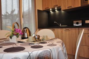 塞爾河畔維克的住宿－Chez Léontine，厨房配有带白色桌布的桌子