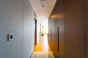 Un pasillo de una casa con paredes de madera. en THEADDRESS HIGHVILL Astana, en Promyshlennyy 20 fotos más