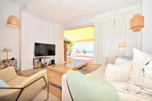 A television and/or entertainment centre at 70sqm private terrace in front of the sea & 107sqm brand new apartment