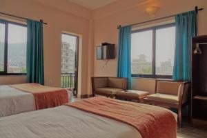 Giường trong phòng chung tại Hotel Karuna