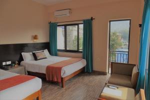 Giường trong phòng chung tại Hotel Karuna