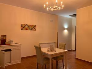 a dining room with a table and chairs at Le Vie Mediterranee in Torre di Ruggiero
