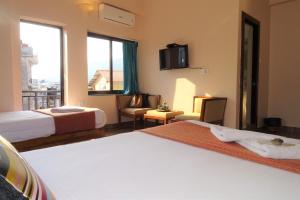 Giường trong phòng chung tại Hotel Karuna