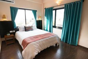 Giường trong phòng chung tại Hotel Karuna