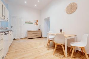 Kuchyňa alebo kuchynka v ubytovaní Atticus Apartments