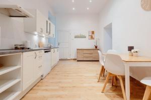 Kuchyňa alebo kuchynka v ubytovaní Atticus Apartments