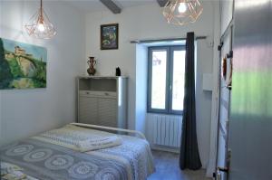 una piccola camera con letto e finestra di gite du tourneur a Saint-Cirq-Lapopie