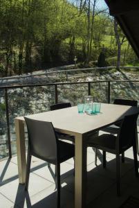 una mesa y sillas en un balcón con vistas en La Champanaise - 2 bedroom apartment 300m from Lake Annecy, en Duingt