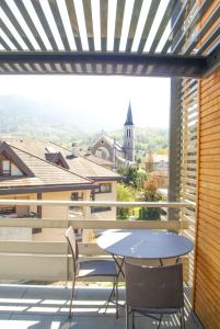 d'un balcon avec une table et des chaises et une vue. dans l'établissement Le Saint-Jore - 2 bedroom apartment balcony & parking, à Saint-Jorioz