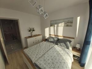 Łóżko lub łóżka w pokoju w obiekcie Apartament Przy Lesie Słoneczne Tarasy