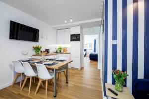 Telewizja i/lub zestaw kina domowego w obiekcie APARTAMENT 19B BLUE MARINE Poddąbie Basen Odkryty Brodziki Plac Zabaw