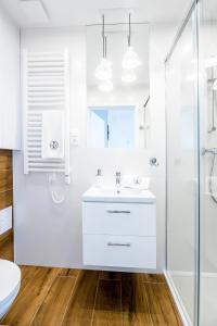 Łazienka w obiekcie APARTAMENT 19B BLUE MARINE Poddąbie Basen Odkryty Brodziki Plac Zabaw