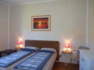 A bed or beds in a room at Villa Soghetta Typ S3