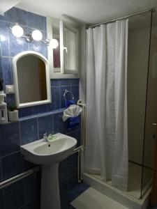 a bathroom with a sink and a shower at Nárcisz B&B in Corund
