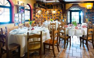 Reštaurácia alebo iné gastronomické zariadenie v ubytovaní Hotel Restauracja Jaś Wędrowniczek