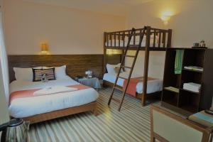 Giường trong phòng chung tại Hotel Karuna