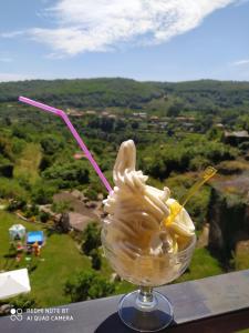 un helado de helado sentado sobre una cornisa en Hotel El Yedron, en Aldeanueva de la Vera