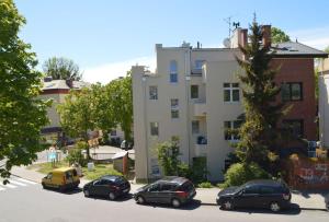 a group of cars parked in front of a building at Apartament Kamienna in Gdynia