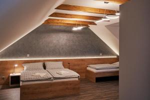 Ένα ή περισσότερα κρεβάτια σε δωμάτιο στο Penzion Fialka
