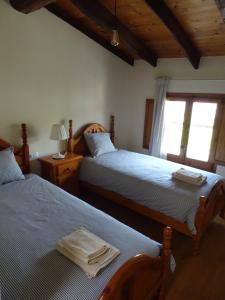 sypialnia z dwoma łóżkami i oknem w obiekcie Les Magranes Bed & Breakfast w mieście Argelaguer