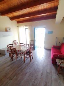 uma sala de estar com uma mesa e cadeiras e um sofá em agriturismo oca giuliva em Lido dei Pini