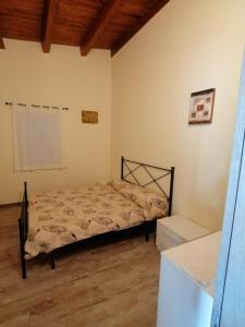 um quarto com uma cama num quarto em agriturismo oca giuliva em Lido dei Pini