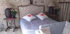 A bed or beds in a room at Le Mouton