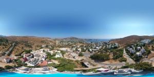 una vista aérea de un complejo en una colina junto al agua en Panorama Hotel Bodrum, en Golturkbuku