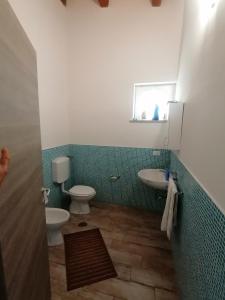 uma casa de banho com 2 WC, um lavatório e uma janela em agriturismo oca giuliva em Lido dei Pini