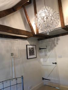 ein Kronleuchter, der von der Decke in einem Raum hängt in der Unterkunft Cottage in the heart of Montacute in Montacute