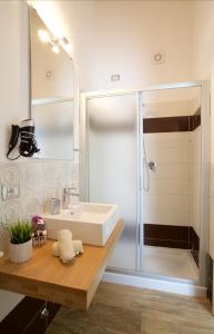 La salle de bains est pourvue d'un lavabo et d'une douche. dans l'établissement B&B Vivere il Mare, à Numana