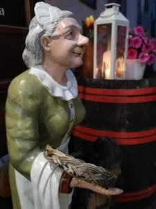 een standbeeld van een vrouw die naast een lamp staat bij Afrodité Apartmanok in Eger