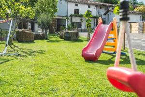 Ο χώρος παιχνιδιού για παιδιά στο Apartment Vidus Wine Estate