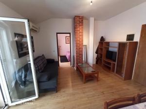 Televízia a/alebo spoločenská miestnosť v ubytovaní Apartments Roncevic