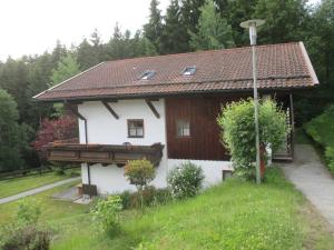 mały biały dom z drewnianym dachem w obiekcie Rachel w mieście Hauzenberg