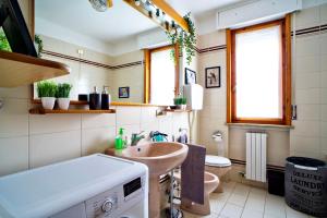 Ένα μπάνιο στο Casa Zoe Apartment Free parking,self check in & free wi fi +28 φωτογραφίες