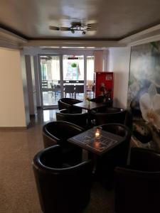 コスティネシュティにあるVila Pacificの椅子とテーブル付きのレストラン