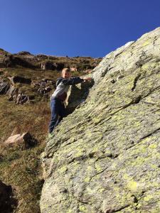 Ein Mann, der auf einem Felsen steht in der Unterkunft Haus Kibitz in Fieberbrunn