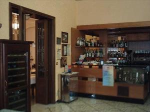una habitación con una tienda con un mostrador en una habitación en Albergo Amici, en Varese Ligure