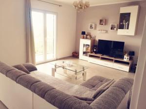 sala de estar con sofá y mesa de cristal en Apartment Bonaca en Lun